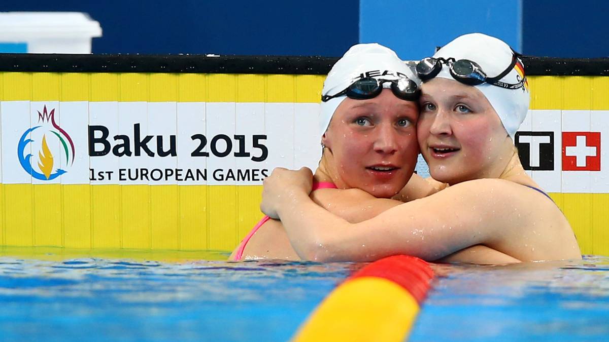Maxine Wolters (r.) wird von Julia Mrozinski nach ihrer Goldmedaille in Baku umarmt