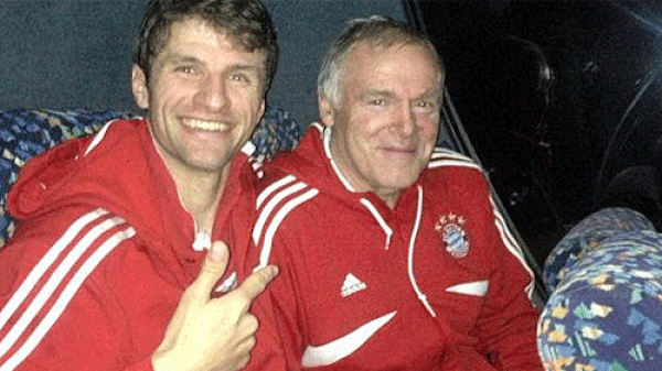 Müllers größter Förderer bei den Bayern - neben Ex-Coach Louis van Gaal, unter dem er sich 2009 im Profikader etablieren kann - ist der langjährige U-23-Coach und heutige Assistenztrainer von Pep Guardiola, Hermann Gerland (Copyright: Facebook_ThomasMüller)