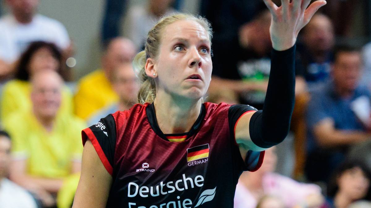 JANA-FRANZISKA POLL (Außenangriff, Nr. 5): Für die 29-Jährige ist es erst die zweite Europameisterschaft. Sie spielt in Griechenland bei Piräus und fährt privat gerne Wasserski