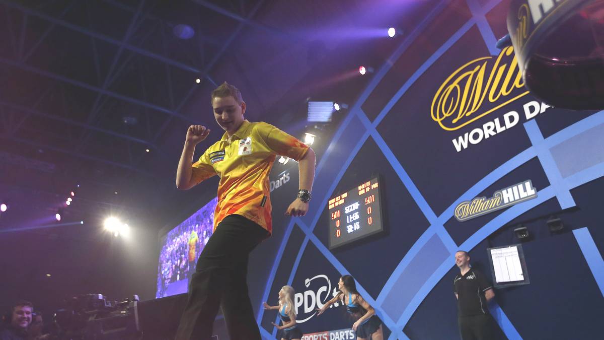 Dann wird es tänzerisch:  Der Belgier Dimitri van den Bergh greift ins Geschehen ein. Kann sich sehen lassen bei der Einlaufmusik