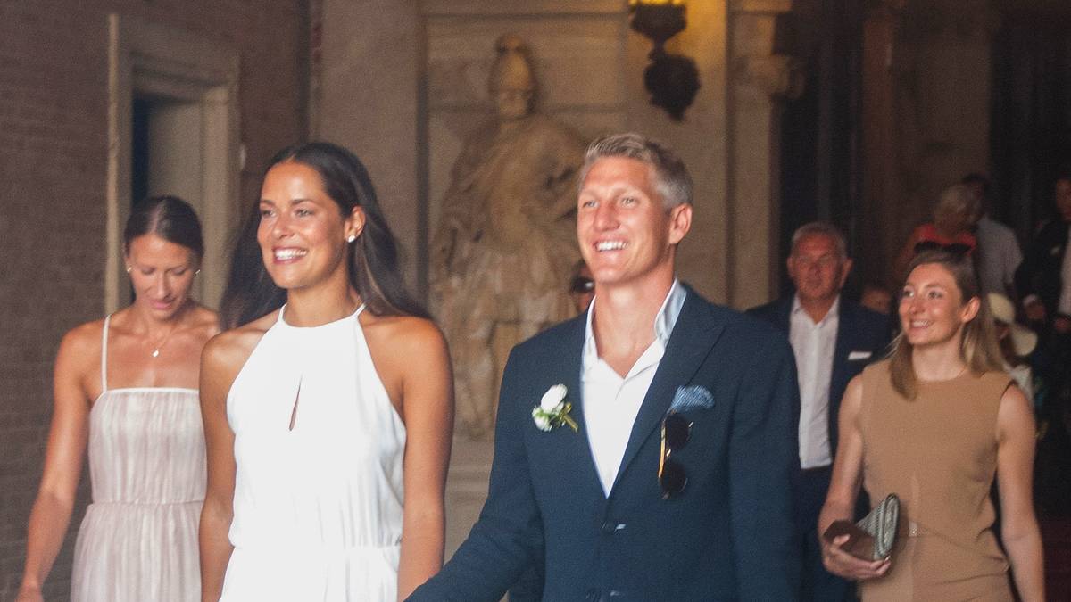 Am Tag zuvor lassen sich die beiden bereits standesamtlich trauen