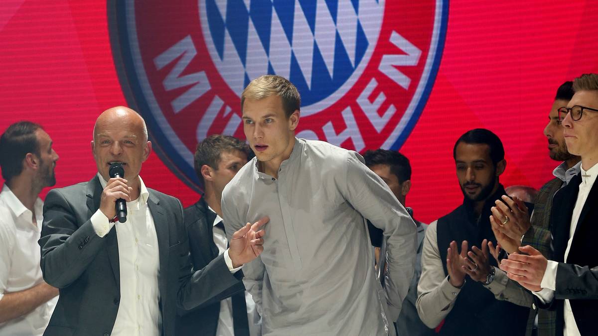 Eine besondere Würdigung erhält Pechvogel Holger Badstuber. Der mal wieder langzeitverletzte Verteidiger kündigt aber tapfer an, auch auf einem Bein mitfeiern zu wollen