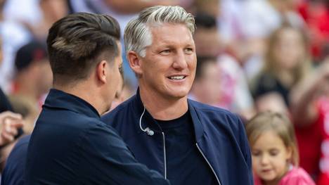Bastian Schweinsteiger glaubt, dass Pep Guardiola mitverantwortlich für die Krise der deutschen Nationalmannschaft ist. Durch seinen Einfluss sollen wichtige Tugenden und Werte der Deutschen vernachlässigt worden sein.