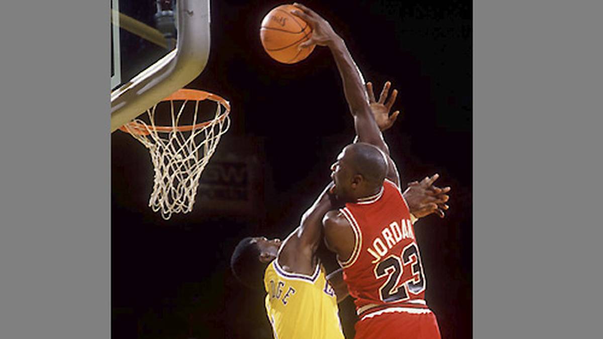 Wiederum eine Saison später erzielt er als zweiter Spieler nach Wilt Chamberlain 3000 Punkte. Im Schnitt kommt Jordan auf unfassbare 37,1 Zähler pro Partie.