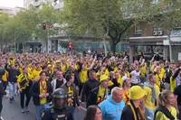 Auf dem Weg zum Stadion haben sich die BVB-Anhänger zu einem großen Fanmarsch zusammengetroffen. 