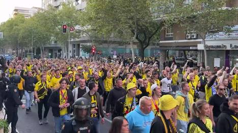 Auf dem Weg zum Stadion haben sich die BVB-Anhänger zu einem großen Fanmarsch zusammengetroffen. 