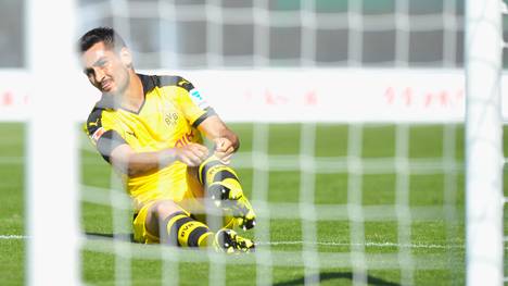 Ilkay Gündogan von Borussia Dortmund sitzt am Boden