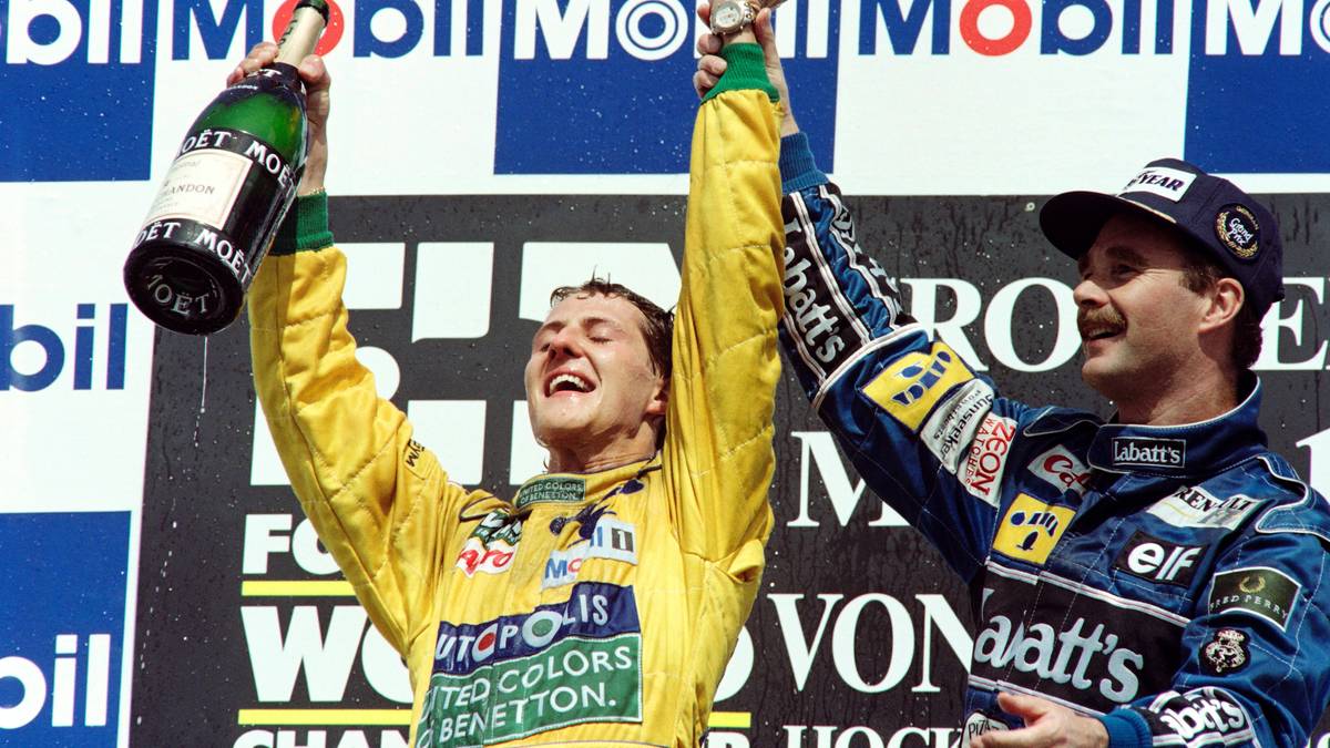 Und auch MICHAEL SCHUMACHER macht einmal satte 22 Plätze in einem Rennen gut: Beim Großen Preis von Italien 1992 fährt der Benetton-Pilot vom 25. auf den dritten Platz und holt einen nicht mehr für möglich gehaltenen Podest-Platz. Bereits mit 23 Jahren zeigt der junge "Schumi" also, dass er eine große Zukunft vor sich hat