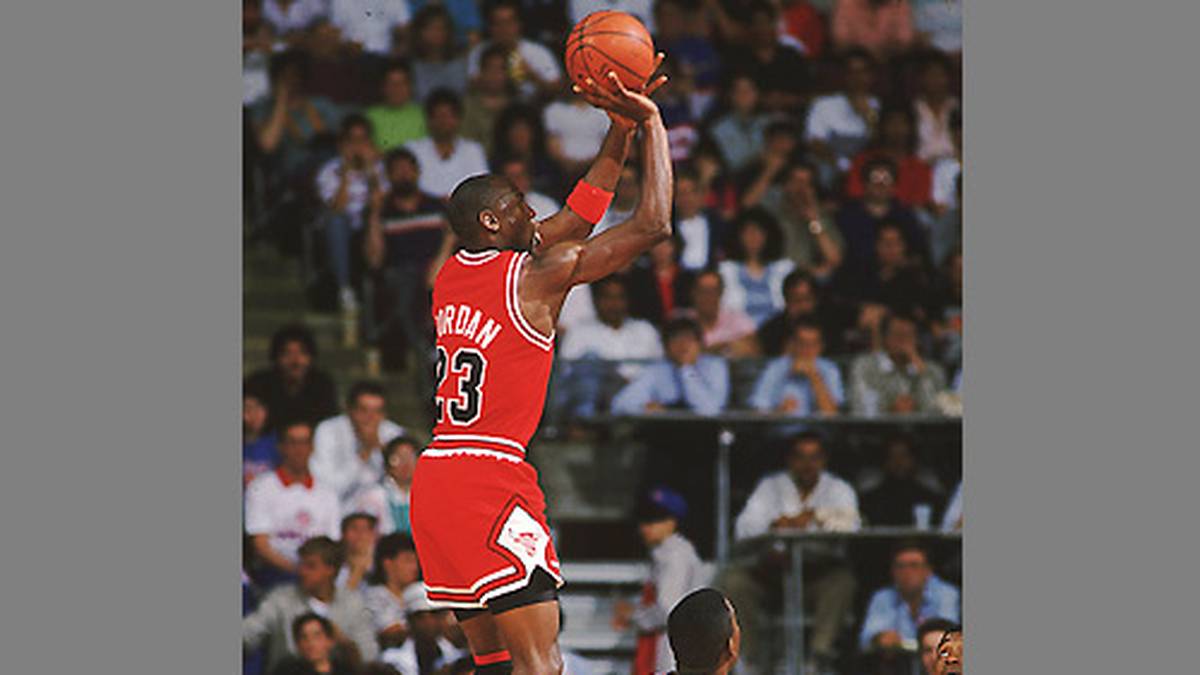 Das Team kann mit seiner rasanten Entwicklung nicht schritthalten. Vor allem die "Bad Boys" der Detroit Pistons stehen ihm im Weg. Sie decken ihn mit zwei, drei Spielern gleichzeitig, greifen auf miese Tricks zurück und schalten ihn zweimal hintereinander in den Playoffs aus.