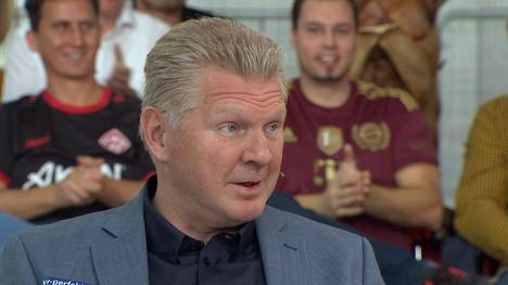 Stefan Effenberg und Florian König nehmen sich beim STAHLWERK Doppelpass wegen des SPORT1-Tippspiels auf den Arm. 