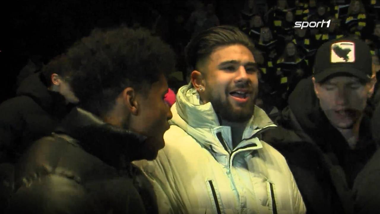 Youssoufa Moukoko & Co.: BVB-Stars genießen Weihnachtssingen vor Rekord-Kulisse