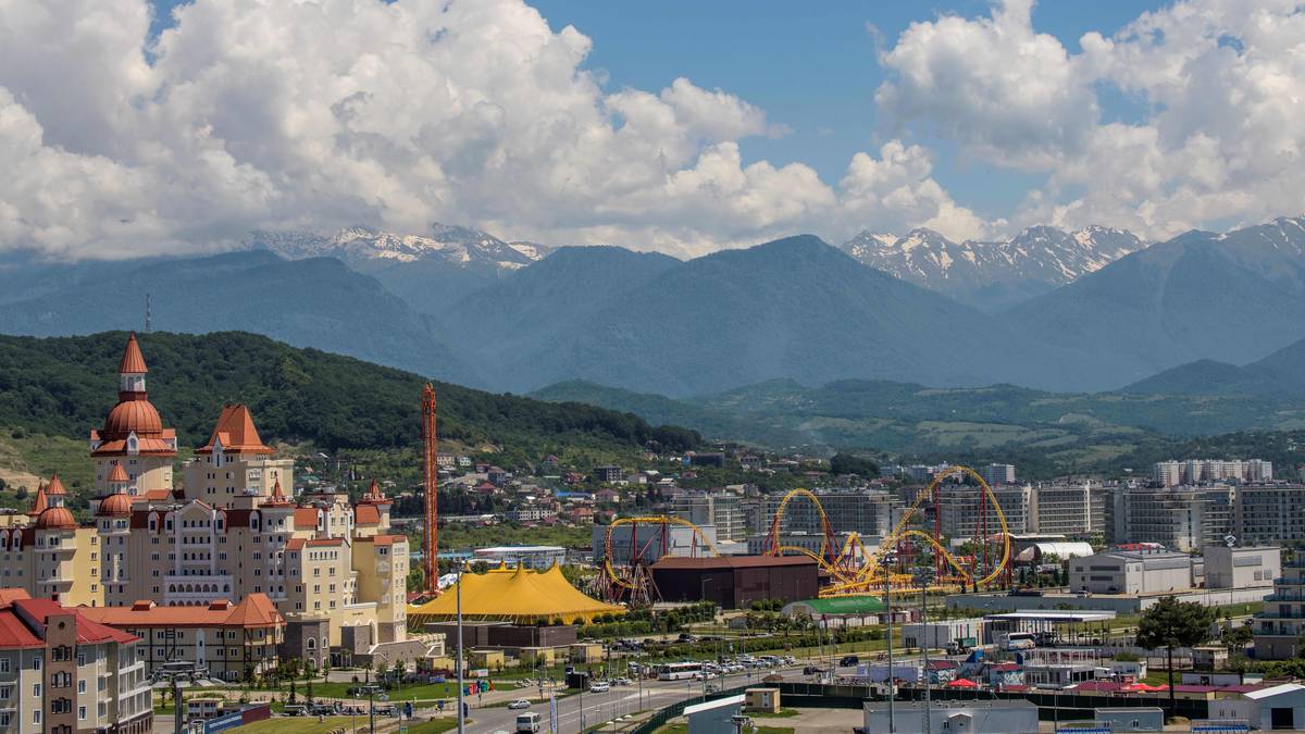 Ebenfalls in der Nähe des DFB-Trainingsplatzes: Die Achterbahn des Sotschi Parks