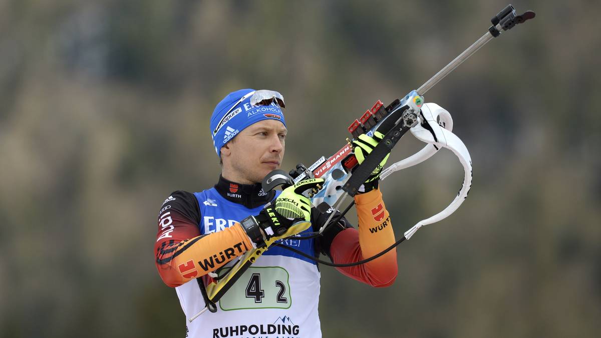 Nach einer enttäuschenden Olympia-Saison muss sich Andreas Birnbacher zu Saisonbeginn erst für das A-Team qualifizieren. Die "Abmahnung" tut dem Routinier zunächst gut. In Hochfilzen meldet er sich mit den Plätzen drei und fünf eindrucksvoll zurück. Danach fehlt jedoch die Konstanz. In Oslo findet er mit den Plätzen elf und vier rechtzeitig zur WM seine alte Form wieder