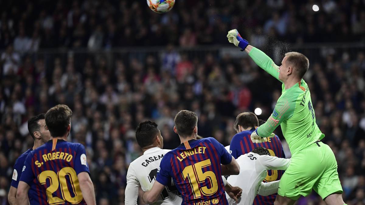 Platz 2 - MARC-ANDRÉ TER STEGEN: Mit der gestählten Faust, selbstbewusst und unverwüstlich - ter Stegen hat sich in den vergangenen Jahren zu einem der besten Keeper der Welt entwickelt. Auch in dieser Saison hat er noch mal einen Schritt nach vorne gemacht