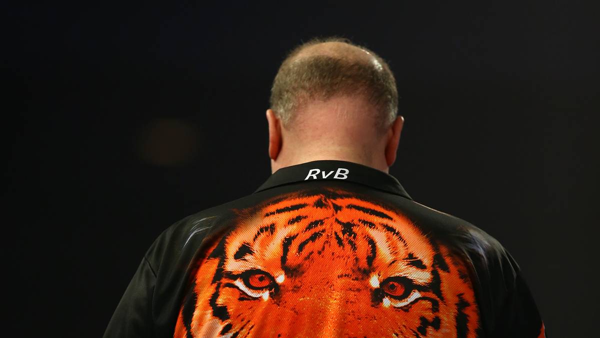 Sein Gegner: Raymond van Barneveld, fünfmaliger Weltmeister und einer, der "Mighty Mike" viel geholfen hat auf dem Weg zum Superstar