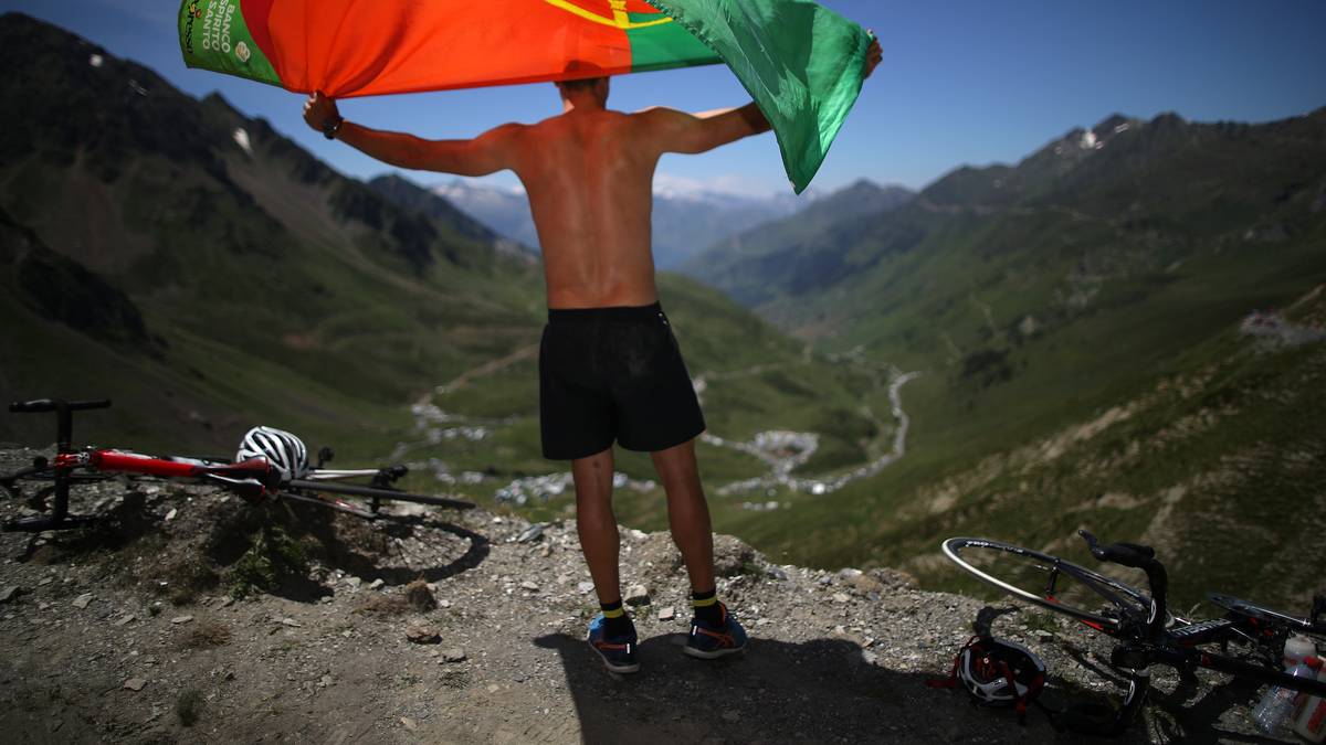 Auf dem Gipfel des Tourmalet warten Fans aus der ganzen Welt auf die Fahrer. Ein Portugiese hat einen besonders guten Platz ergattert