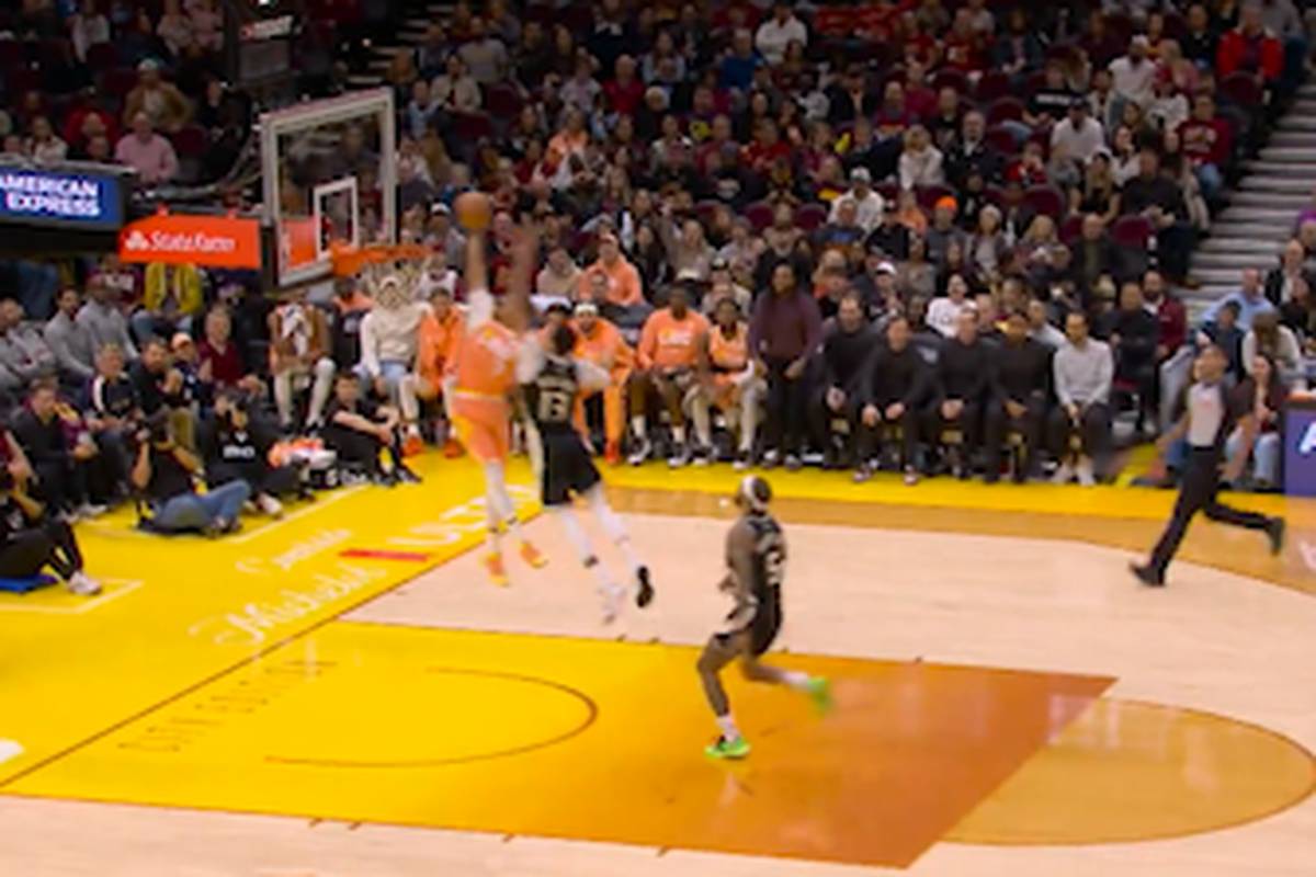 Was für ein Poster-Dunk! NBA-Star zaubert