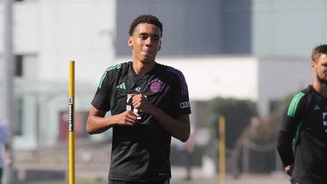 Nach seinem Muskelfaserriss befindet sich Bayern-Star Jamal Musiala auf dem Wege der Besserung und tritt den Weg zur Nationalmannschaft an. 