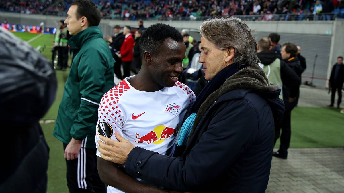 Sein italienischer Kollege Roberto Mancini begrüßt vor dem Anpfiff Leipzigs Offensivdribbler Bruma sehr herzlich