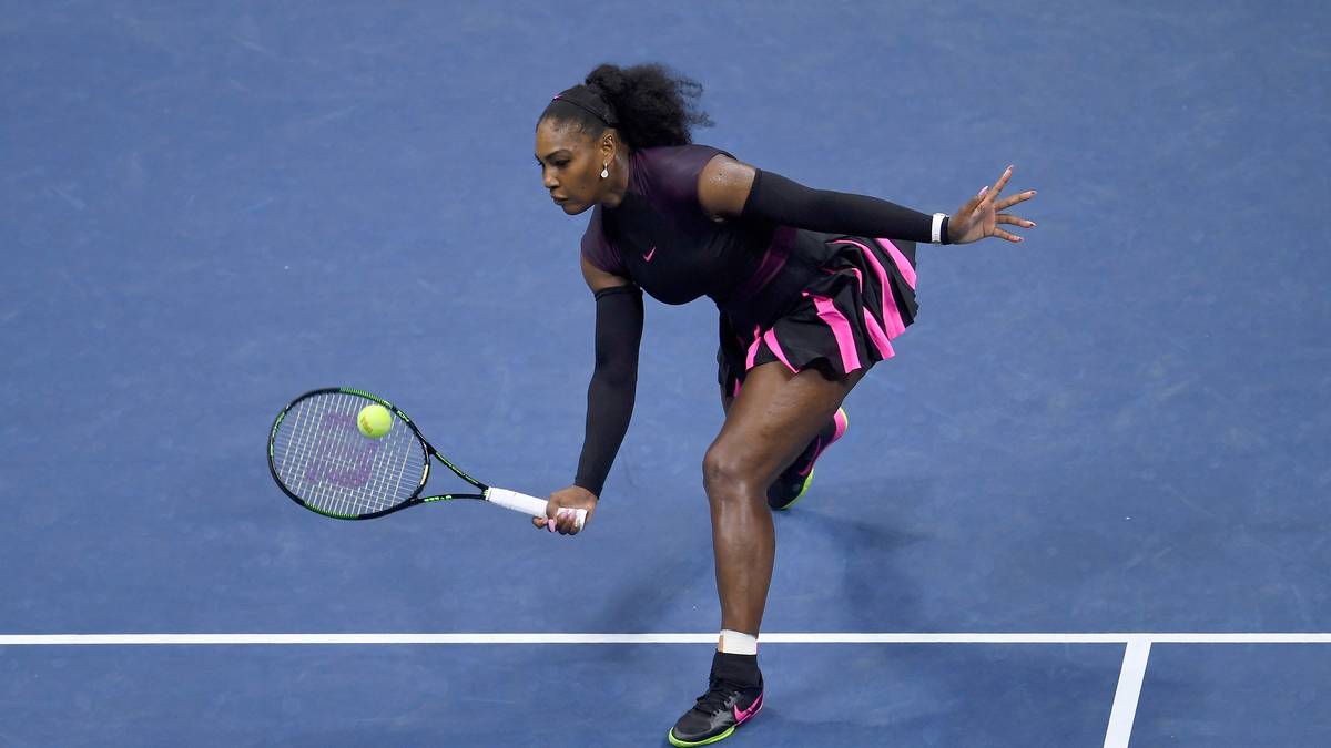 Im gleichen Jahr läuft die US-Amerikanerin beim Heim-Grand-Slam in New York mit "Armstrümpfen" auf 