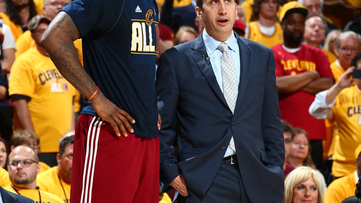 DAVID BLATT: Der Euroleague-Champion von 2014 hat sein Profil in der NBA noch nicht schärfen können. Schlimmer noch: In Spiel 4 der Serie gegen Chicago ändert LeBron James dem von ihm angesagten Spielzug noch im Huddle und stellt damit klar, wer der Boss in Cleveland ist. Kurz zuvor hätte er das Spiel beinahe vergeigt, weil er eine Auszeit nehmen wollte, die er gar nicht mehr hatte. Co-Trainer Tyronn Lue hielt ihn gerade noch zurück. Immerhin leistet sich Blatt gegen Atlanta keine Patzer. Vorteil Golden State (6:4 und Sieg für Golden State)