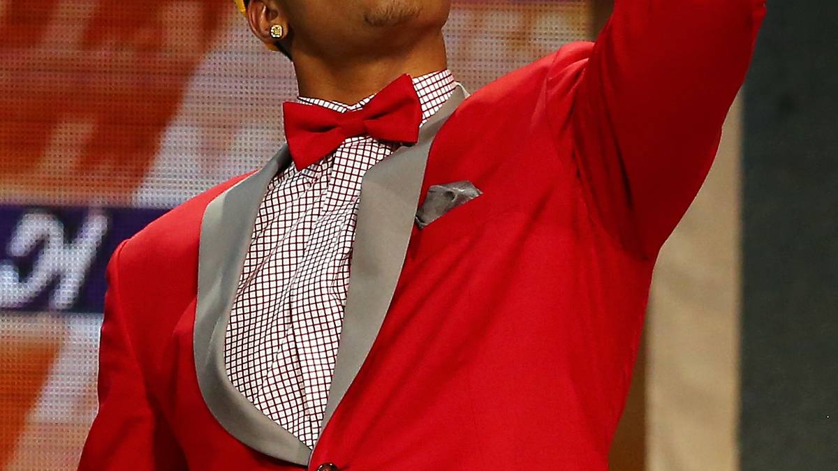 2. LOS ANGELES LAKERS - D'Angelo Russell (Point Guard/Shooting Guard; Ohio State; 19) : Die Lakers haben Guard-Probleme - praktisch, dass mit Russell der vielleicht beste Spieler dieses Drafts ein Combo-Guard ist. Die Wahl der Lakers ist logisch, auch wenn die Kalifornier dadurch auf Jahlil Okafor verzichten. Russell ist elegant, hat Übersicht und einen tödlichen Wurf und kann in der NBA beide Guard-Positionen vom ersten Tag an gut ausfüllen. Zudem ist er ein Gewinnertyp und scheut die Verantwortung nicht. Einzig in der Defensive muss er sich steigern. Die physischen Anlagen hat er auch ohne die ganz große Dynamik. Wenn er an sich arbeitet, ist das All-Star Game nicht fern. Es gibt schlechtere Lehrmeister als einen Kobe Bryant. NBA-Vergleich: Penny Hardaway/Manu Ginobili 