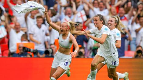 Chloe Kelly schoss England in der Verlängerung zum EM-Titel und riss sich danach das Trikot vom Leib. Nach dem Spiel erklärte sie, wie es zu diesem Jubel kam.