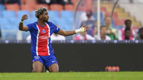 Auf dem Transfermarkt bahnen sich gleich mehrere spannende Wechsel an. Während ein PSG-Juwel vor einem überraschenden Transfer steht, könnte auch Bayer Leverkusen bald den nächsten Neuzugang präsentieren.