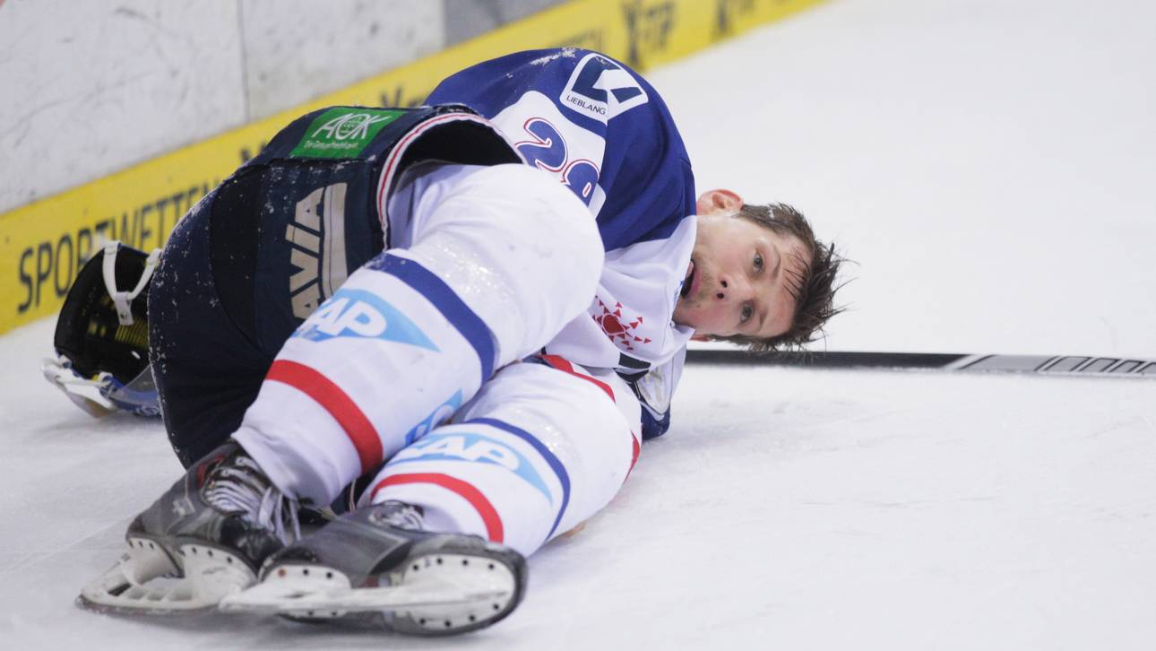 ERC Ingolstadt v Adler Mannheim - DEL Play-offs Final Game Four-Frank Mauer