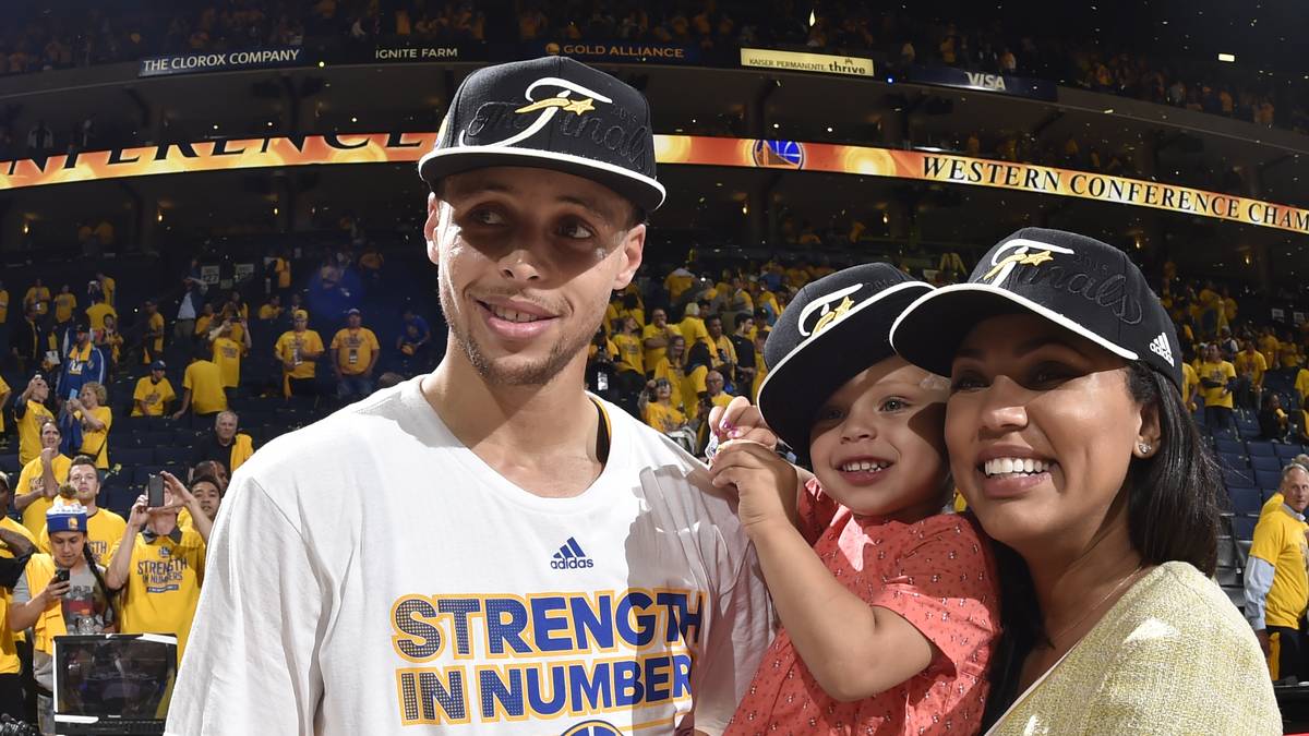 RILEY CURRY: Einen Ehrenpunkt verdient sich vorab Riley Curry mit ihren denkwürdigen Auftritten bei den Pressekonferenzen von Papa Steph. Die Zweijährige wird zum Darling der NBA und stellt den sportlich schon sehr erfolgreichen LeBron James Jr. ganz klar in den Schatten