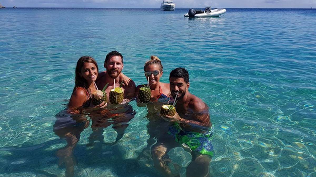 Luis Suarez und Lionel Messi lassen es sich mit ihren besseren Hälften gut gehen und verlegen die Cocktail-Party ins Meer