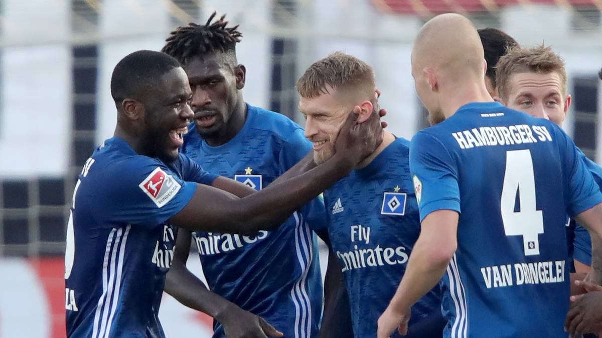 Der Plan geht vorerst auf: Bis zur Winterpause holt der HSV 19 Punkte aus acht Spielen und überwintert an der Tabellenspitze. Außerdem besiegt man Wehen Wiesbaden souverän im Pokal und steht auch dort im Achtelfinale. Das letzte Spiel des Jahres verliert Hamburg aber mit 1:3 in Kiel.