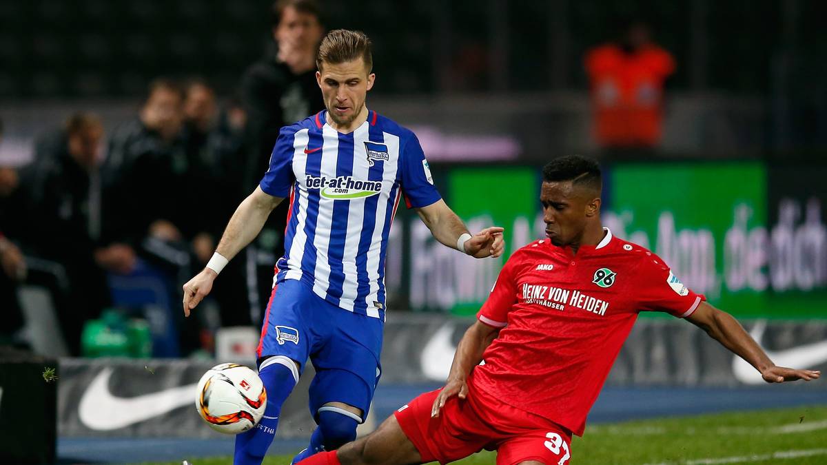 Ein weiterer Bundesliga-Neuling fügt sich perfekt in die Zweikampf-Maschinerie von Hannover ein, obwohl er Stürmer ist. Noah Joel Sarenren Bazee (r.) kommt mit Stendel aus der Hannoveraner U19