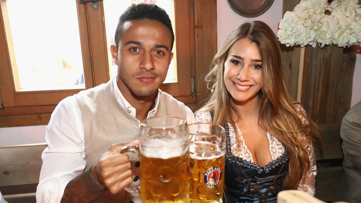 Thiago stößt mit seiner Frau Julia Vigas an