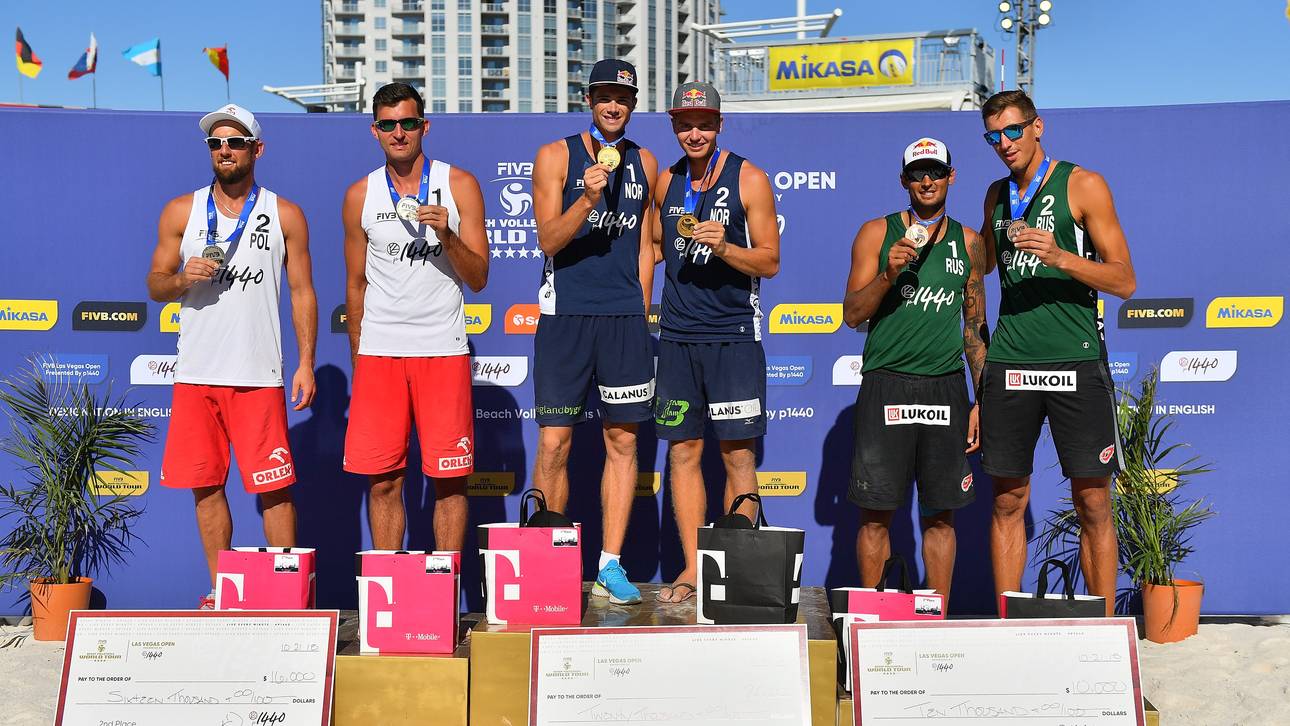 FIVB Las Vegas Open Presented by p1440 Bei den Las Vegas Open mussten sich Grzegorz Fijalek (l.) und Michal Bryl (2.v.l.) lediglich dem Topteam Mol/Sörum (Mitte) geschlagen geben