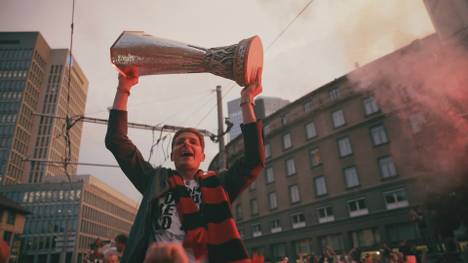 Tränen, Emotionen und Europacupsieg: Eintracht Frankfurt kehrt auf die Kinoleinwand zurück. Ab Donnerstag, 23. März, ist „In diesem Jahr – der Film“ zum Europapokalsieg 2022 in den Kinos zu sehen.
