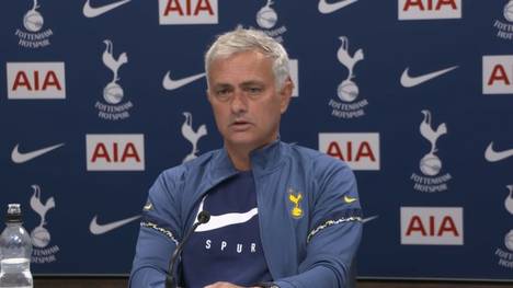 José Mourinho wird auf der Pressekonferenz von einer ungewöhnlichen Frage überrascht. Der Portugiese reagiert rührend auf die Bitte eines Journalisten.