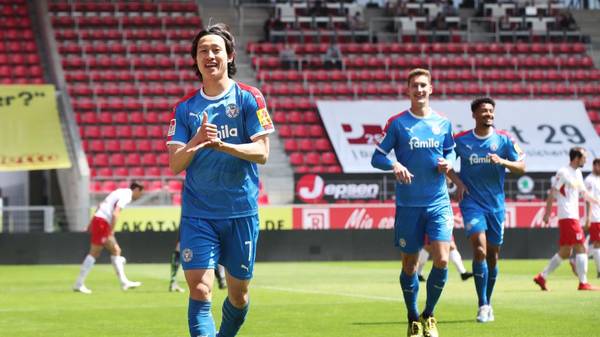Lee Jae-Sung von Holstein Kiel erzielt in Regensburg das erste Tor nach der Corona-Pause