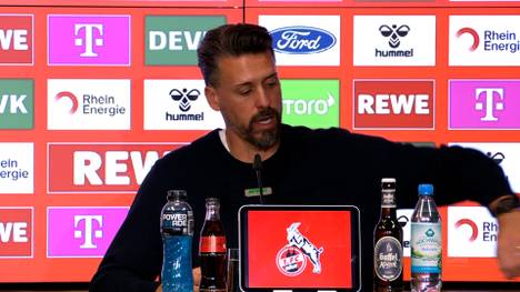Nach dem Unentschieden gegen den 1. FC Köln äußert sich Augsburg-Trainer Sandro Wagner zu einem vermeintlichen Handspiel von Kölns Florian Kainz. Dass der FCA dafür keinen Elfmeter bekam, kann Wagner nicht nachvollziehen.