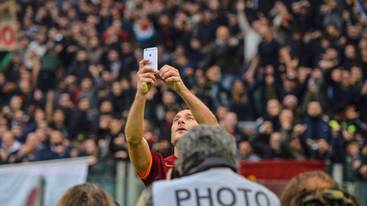 Ein Tor im Derby gegen Lazio zu schießen ist immer etwas Besonderes. 2015 gelingt Totti sogar sein 40. Treffer gegen den Stadtrivalen. Sein Jubel? Einzigartig. Ein Selfie vor einer Tribüne mit feiernden Roma-Anhängern