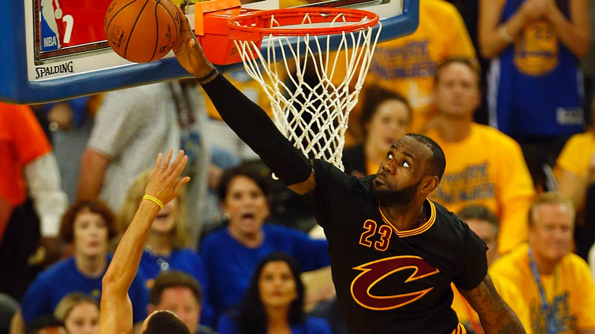 RANG 2 - GOLDEN STATE WARRIORS vs. CLEVELAND CAVALIERS: Es ist vielleicht der größte Triumph in der großen Karriere des LeBron James. Beim zweiten Finals-Duell mit den Warriors schafft er es 2016 tatsächlich, das Überteam um Steph Curry zu schlagen - mit der Hilfe von Kyrie Irving. Spiel 7 gewinnen die Cavs sogar auswärts
