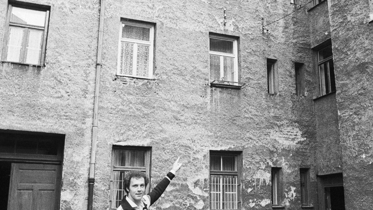 Wo alles begann: Beckenbauer vor seinem Geburtshaus in der Zugspitzstraße 6 in München-Giesing. Hier lebten die Beckenbauers lange zu acht in einer Zweizimmerwohnung. Sein Vater war Oberpostsekretär und interessierte sich nicht für Fußball