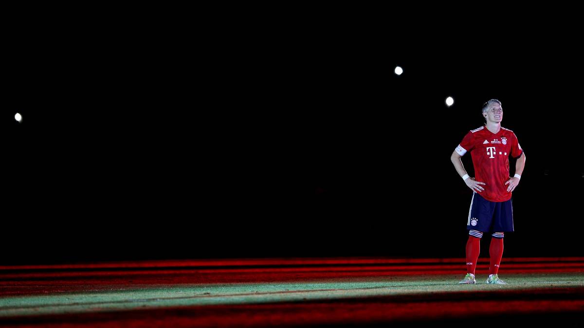 Nach Ende der Partie wird es pompös und schillernd. Das Licht geht aus und allein die Sterne funkeln. Jene bayerischen, unter denen Schweinsteiger zum Weltstar aufstieg