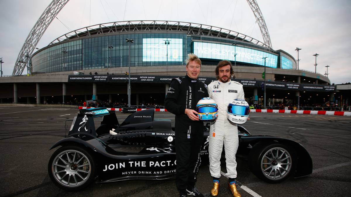 Zwei Generationen Formel-1-Geschichte: Mika Häkkinen (l.) und Fernando Alonso werden neben Vettel auf dem Rasen stehen. Die beiden können je zwei Weltmeistertitel verbuchen