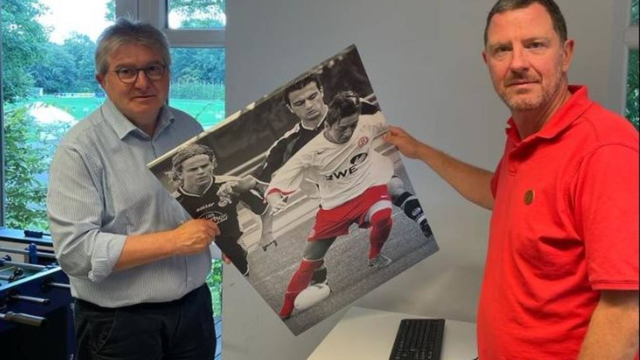 Peter Renzel (l.) und Tani Capitain mit einem deutlichen Zeichen in Richtung Mesut Özil
