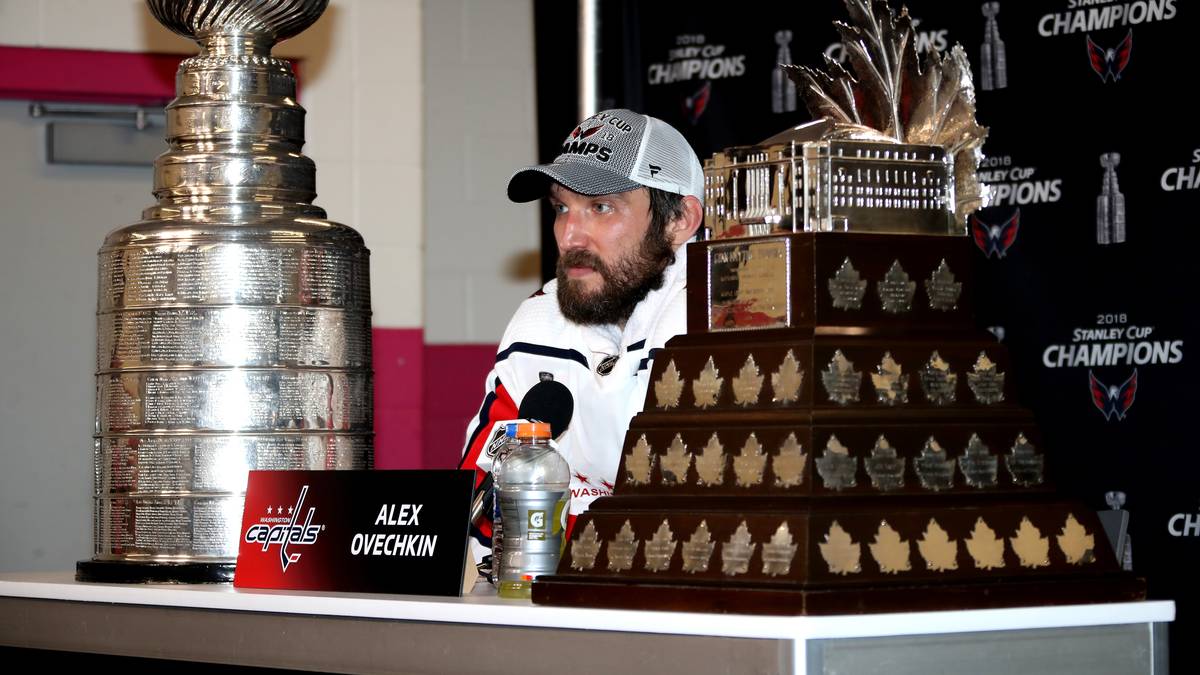 Owetschkin darf sich außerdem über die Auszeichnung zum MVP der Playoffs freuen. Mit dem Stanley Cup (l.) und der Conn Smythe Trophy versammelt er gleich zwei wuchtige Pokale um sich