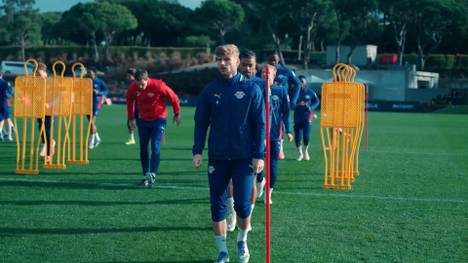 RB Leipzig muss gegen Mainz wieder zurück in die Spur finden. Währenddessen ist der Abgang von Timo Werner in die USA zwar fix, der Angreifer darf aber weiterhin bei RB trainieren. Trainer Ole Werner erklärt den Grund.