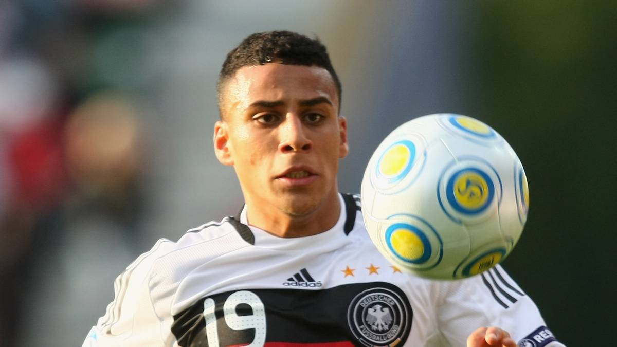 ÄNIS BEN-HATIRA: Der Mittelfeldspieler beweist in Schweden ebenfalls Qualitäten. Er kommt zu drei Kurzeinsätzen und einem Auftritt von Beginn an - im Finale spielt er nicht. Seinen Status als unvollendetes Talent kann er bis heute nicht ablegen, wechselt nach politischen Irritationen im Januar 2017 aus Darmstadt in die Türkei. Landet 2019 bei Honvéd Budapest