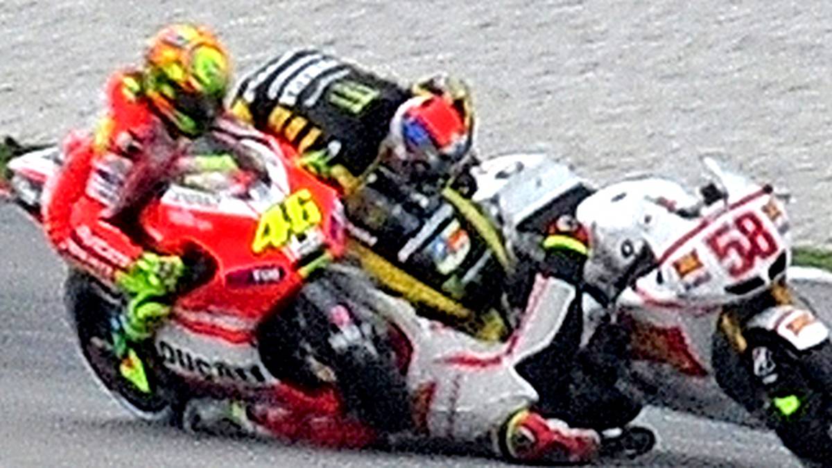 Traurig: Beim Großen Preis von Malaysia im Jahr 2011 wird "Valentik" ohne eigenes Verschulden in einen  tragischen Unfall verwickelt. Marco Simoncelli stürzt von seinem Motorrad und wird von Rossi und Colin Edwards überrollt