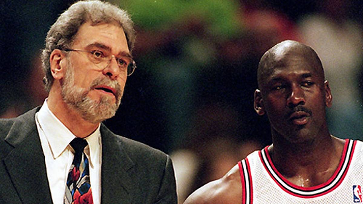 Wenige Monate später übernimmt Trainer Phil Jackson (l.) das Team und führt seine "Triangle-Offense" mit Jordan als Mittelpunkt ein.